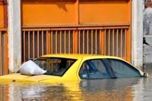 در مواقع غرق شدن ماشین، چگونه با شکستن شیشه خودرو خود را نجات دهیم؟!