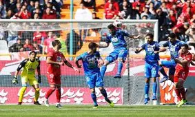 پژمان در پست راست، خسرو روی نیمکت