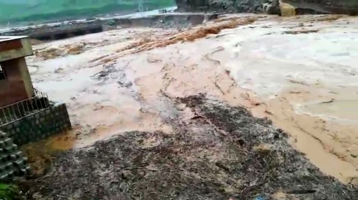 پل قدیم روستای افرینه به زیر آب رفت+ویدئو