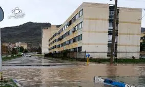 آب‌گرفتگی معابرخرم‌آباد و تلاش برای جلوگیری از ورود آب به منازل+ فیلم