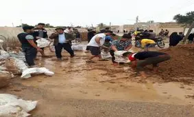 تلاش مردم برای استحکام سیل بند روستای هوفل+ویدئو