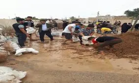 تلاش مردم برای استحکام سیل بند روستای هوفل+ویدئو