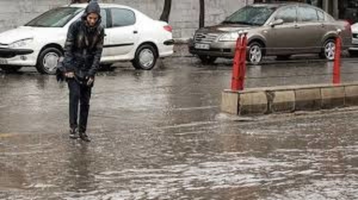 بارش در تهران تا آخر وقت امشب ادامه دارد اما فردا شدیدتر می‌شود