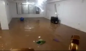 ورود سیلاب به داخل منازل شهرک بسیج دلفان
