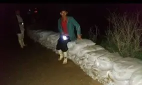 تلاش شبانه اهالی روستای خلیفه برای ایجاد سیل بند