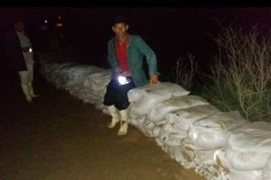 تلاش شبانه اهالی روستای خلیفه برای ایجاد سیل بند