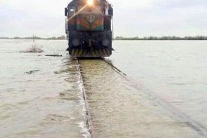 تصویری از حرکت قطار بر روی ریل راه‌آهن و آبگرفته اندیمشک-اهواز