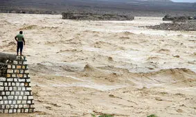 ورود سیل به شهر در خرم‌آباد لرستان و خسارت به خودرو ها+ویدئو