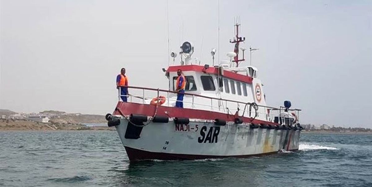 نجات جان دو سرنشین قایق صیادی در یک عملیات نفسگیر