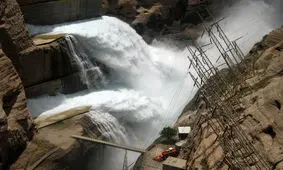 سد «مروک» دورود سر ریز کرد/ طغیان بخشی از رودخانه "تیره"