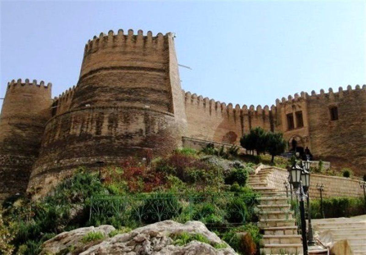 ضلع غربی تپه قلعه فلکالأفلاک ریزش کرد/خسارت سنگین به بناهای تاریخی لرستان