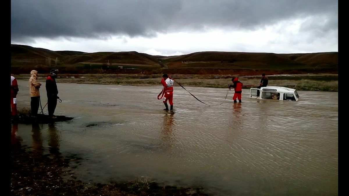 ۲ خانواده گرفتار در رودخانه فرحزاد شاهرود نجات یافتند