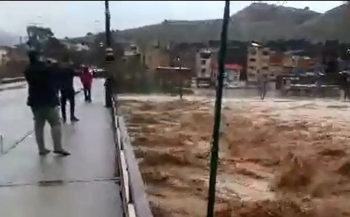 تصویری ویژه از امام جمعه خرمشهر در مناطق سیل زده