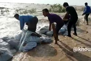 تلاش مردم شوشتر در برابر امواج سیلاب+ویدئو
