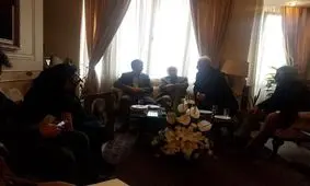 حضور وزیر ارشاد و جمعی از هنرمندان در خانه مرحوم جمشید مشایخی