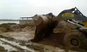 تلاش برای استحکام سیل‌بند روستای آلبوحمدان خوزستان