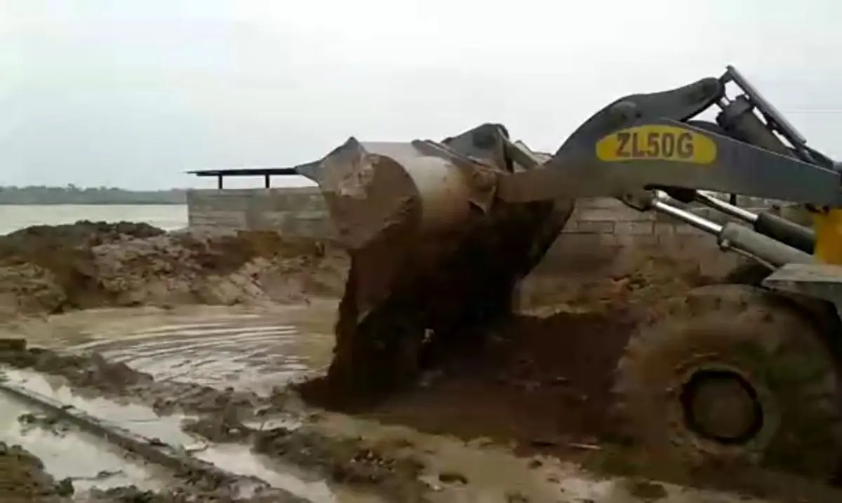 تلاش برای استحکام سیل‌بند روستای آلبوحمدان خوزستان