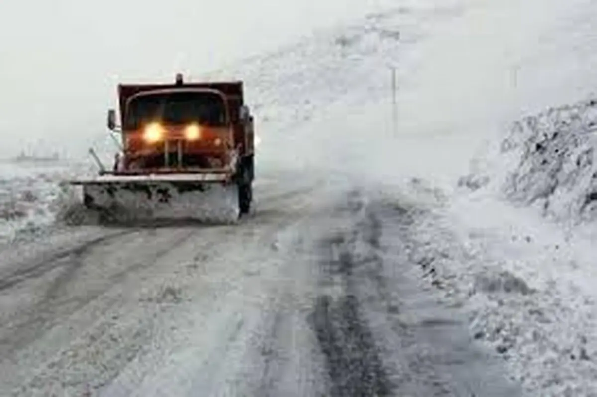 مدفون شدن خودروها میان برف در روستای «طرزم» ورزقان