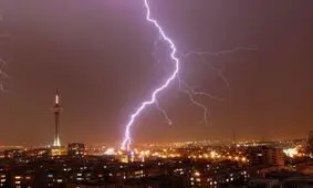 فیلمی از رعد و برق بر فراز برج میلاد