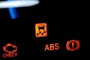 اقداماتی که پس از روشن شدن چراغ چک خودرو باید انجام دهید