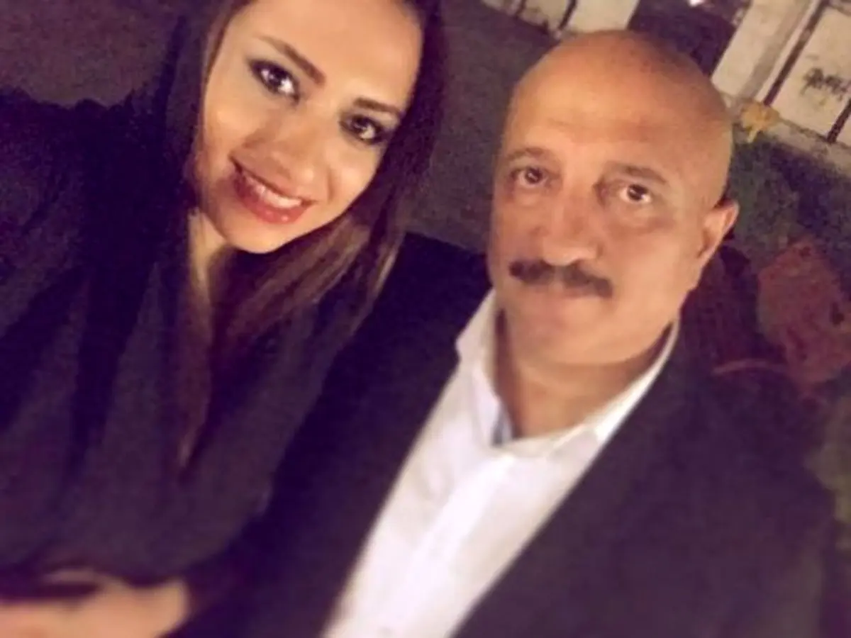 فیلم / شکستن تخم مرغ روی سر مجری در برنامه زنده !