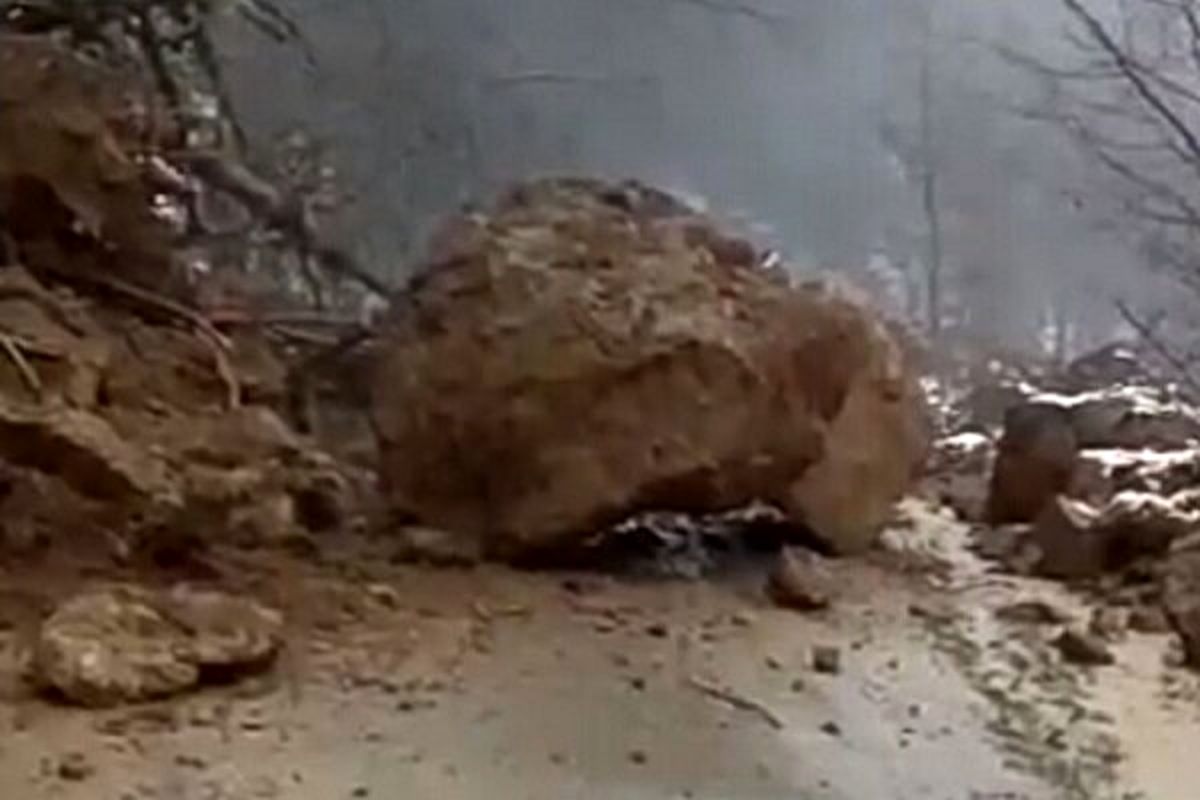 جاده هراز به دلیل ریزش سنگ مسدود شد