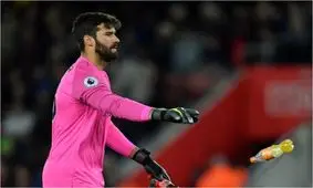 پلیس به دنبال کسی که برای آلیسون بطری پرت کرد