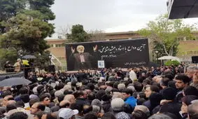 بدرقه پیکر جمشید مشایخی زیر نم نم باران/ نصیریان: جای مشایخی پُر نمی‌شود