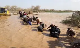 تلاش مردم برای مقابله با سيل در شهر دزفول+ویدئو