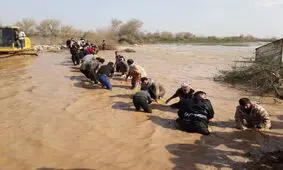 تلاش مردم برای مقابله با سيل در شهر دزفول+ویدئو