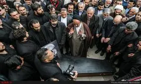 جمع کثیری از مردم در مراسم خاکسپاری مرحوم جمشید مشایخی+ویدئو