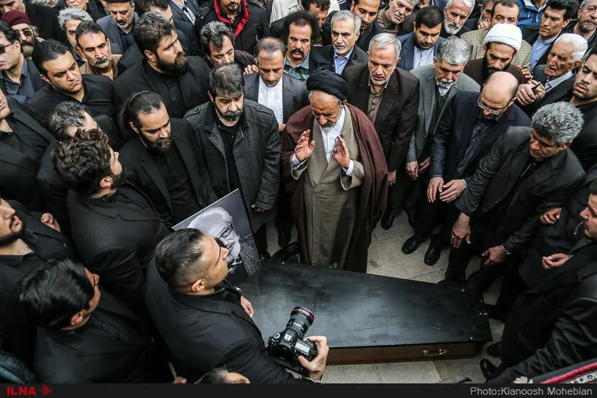 جمع کثیری از مردم در مراسم خاکسپاری مرحوم جمشید مشایخی+ویدئو