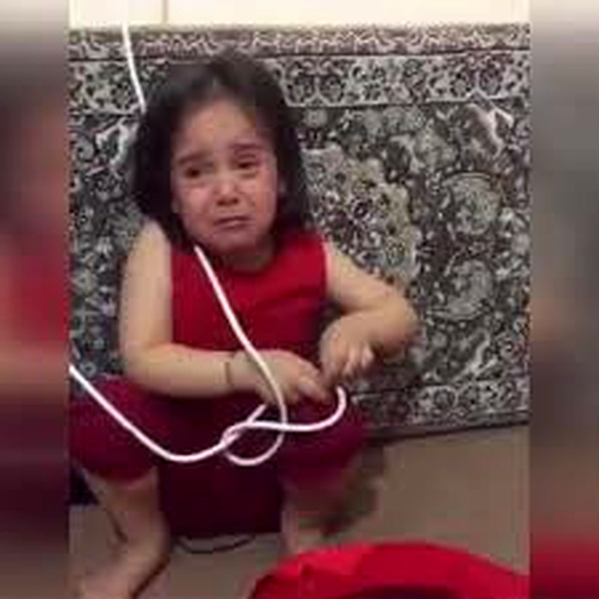 فیلم | لحظه سخت خداحافظی امدادگر هلالاحمر با دختر کوچکش