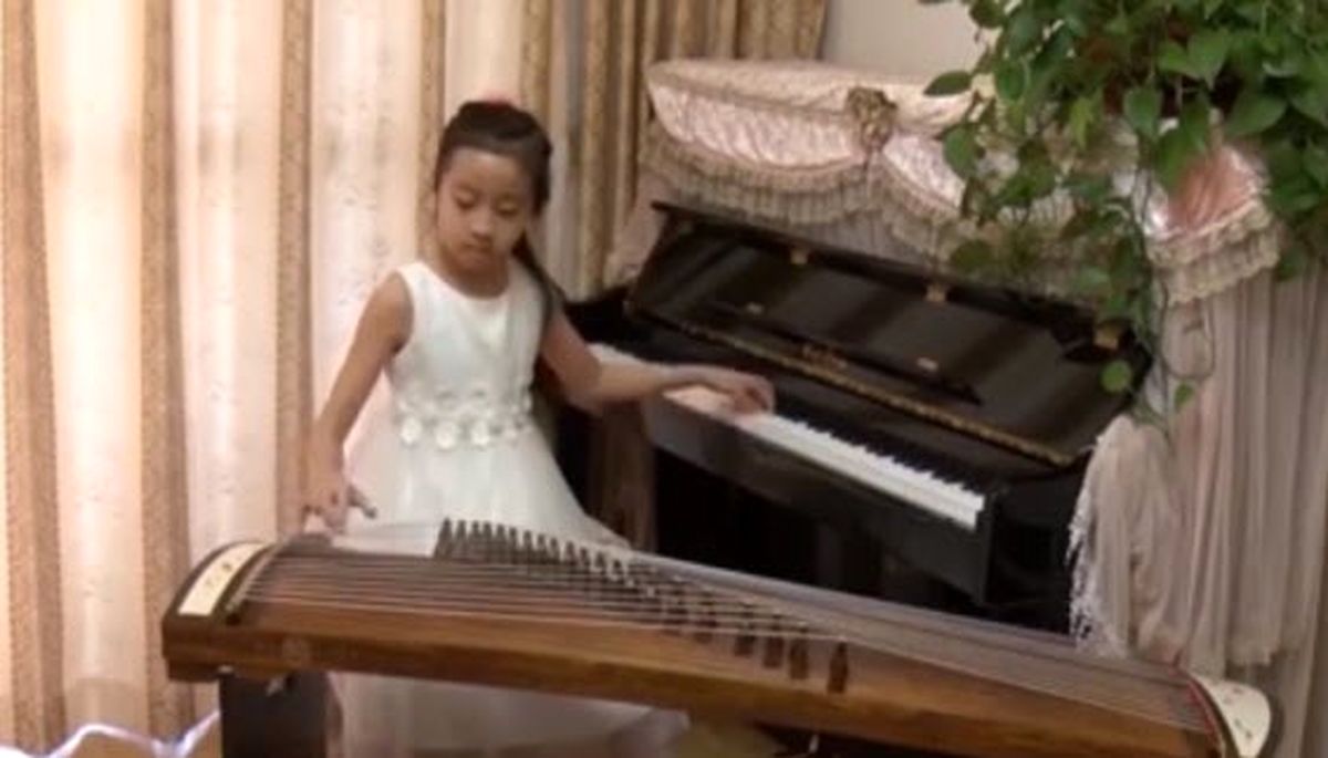 دختر چینی که دو ساز را همزمان می‌نوازد + فیلم