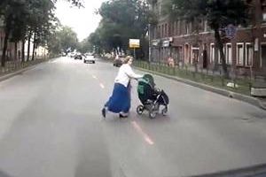 تصادف وحشتناک خودرو با یک مادر و دو فرزند + فیلم