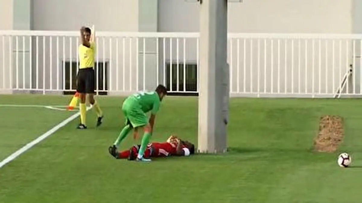 مصدومیت دردناک بازیکن فوتبال پس از برخورد با پایه پروژکتور + فیلم