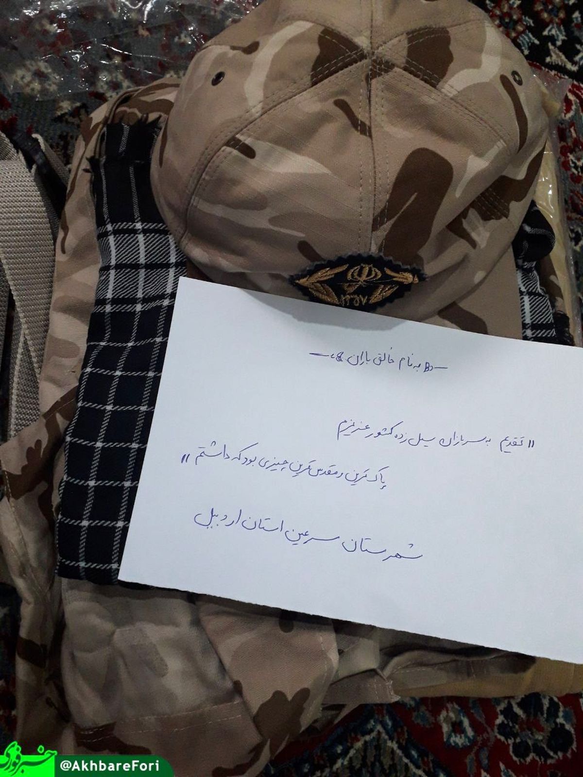 سربازی که لباسش را به سیل زدگان اهدا کرد+عکس