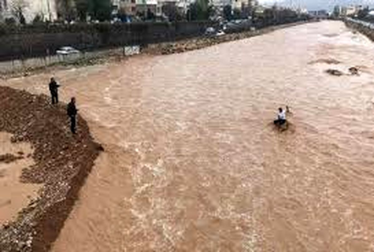 نجات پیرمرد که در میان سیلاب بامدز خوزستان گرفتار شده بود
