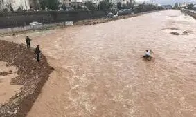 نجات پیرمرد که در میان سیلاب بامدز خوزستان گرفتار شده بود