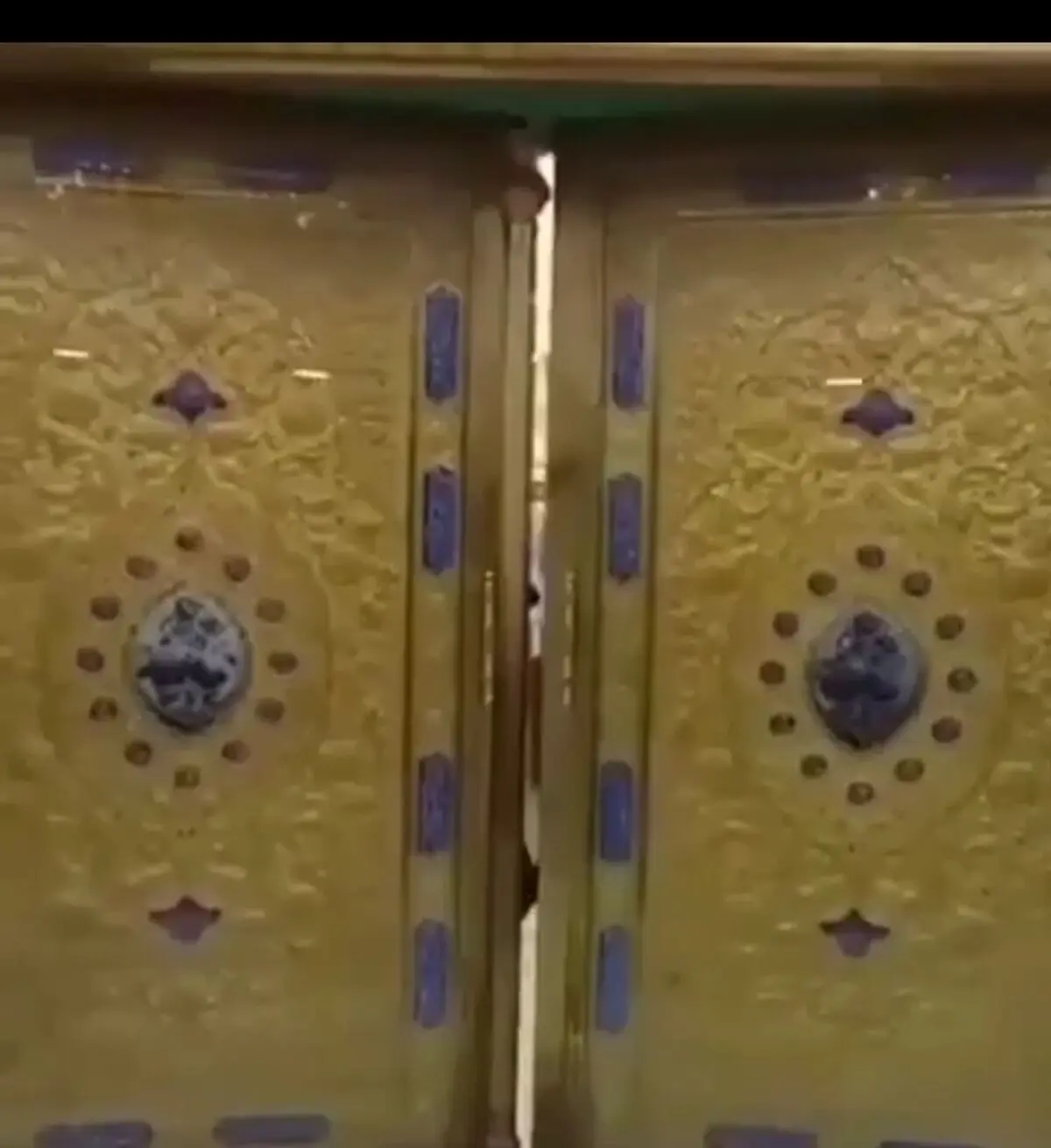 لحظه باز کردن درب حرم آقا امام حسین( ع)