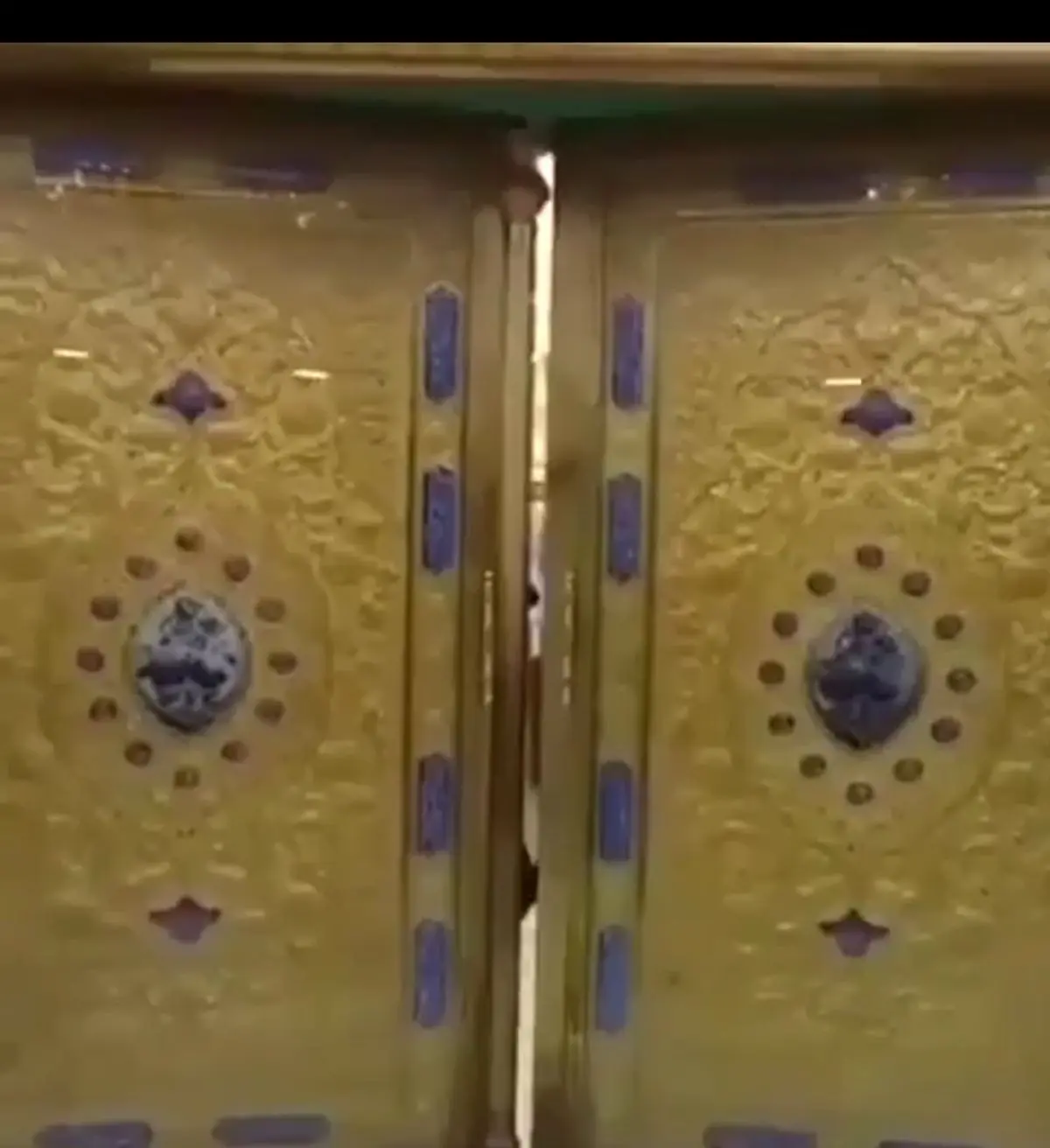 لحظه باز کردن درب حرم آقا امام حسین( ع)