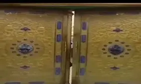 لحظه باز کردن درب حرم آقا امام حسین( ع)