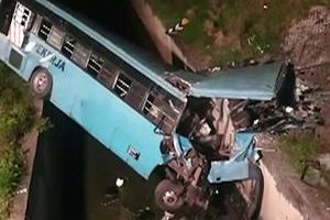 سقوط اتوبوس به آب گذر کنار جاده با ۱۱ کشته + فیلم