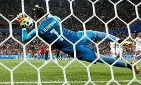 مزایده دستکشی که پنالتی رونالدو را گرفت، به نفع سیل‌زدگان