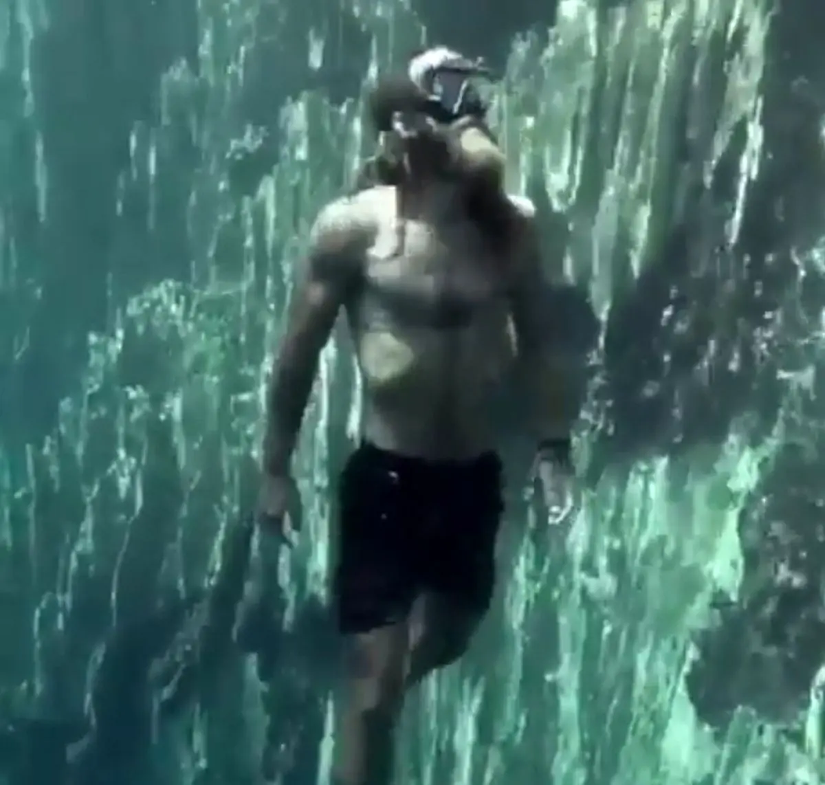 ویدئوی سلفی زیبا زیر دریا