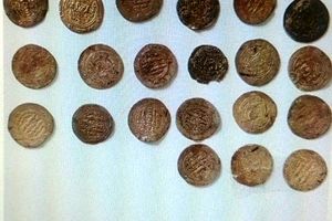 کشف یک شمش طلا و 27 سکه مسی قدیمی قاچاق در فراهان