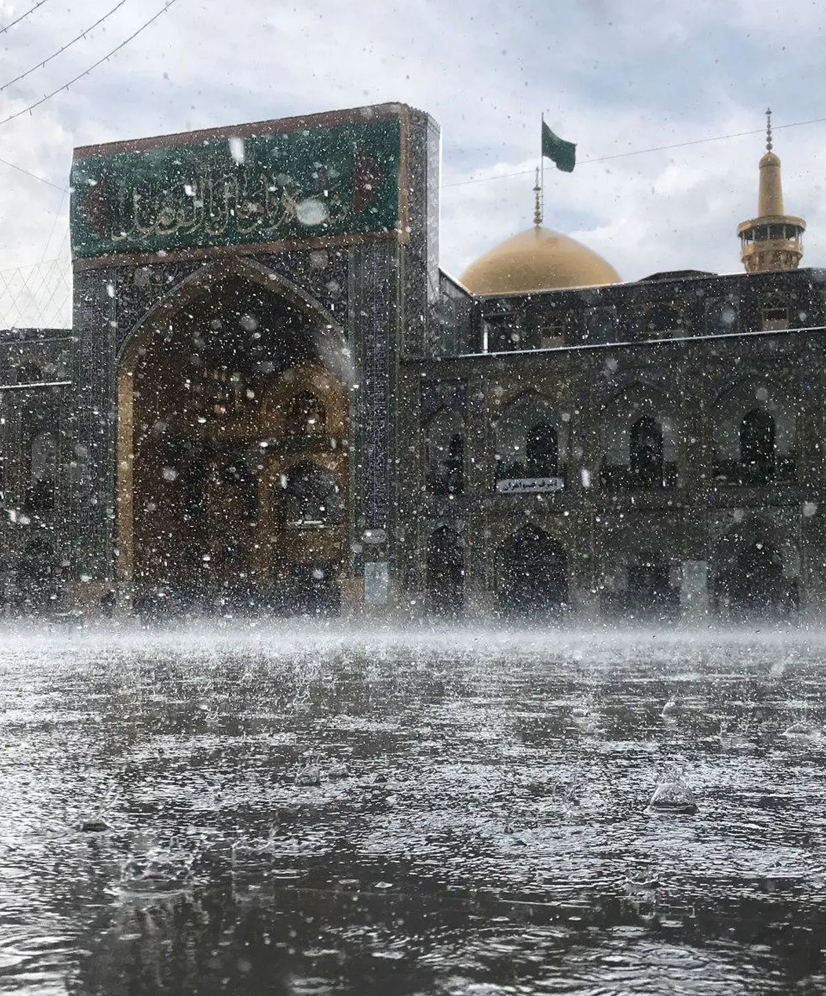 تصویر زیبا از بارش شدید باران دقایقی پیش در حرم مطهر رضوی