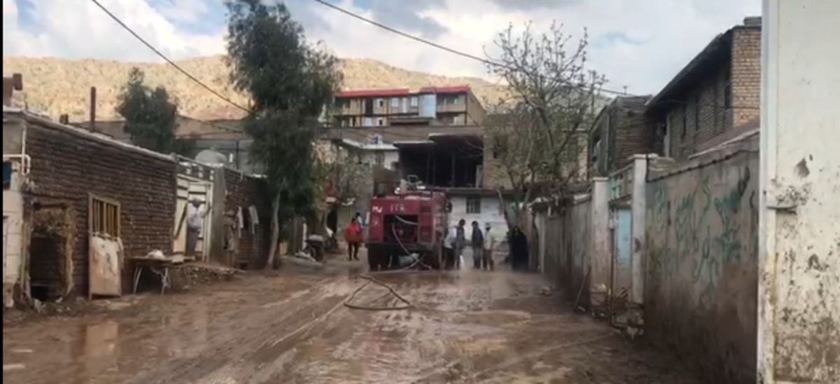 آتش نشانان هم کوچههای معمولان را از گل ولای پاک میکنند