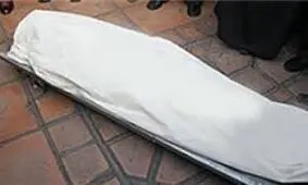 اقدام پلید یک عکاس در کنار جسد پدرش+عکس
