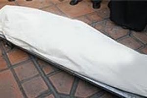 اقدام پلید یک عکاس در کنار جسد پدرش+عکس